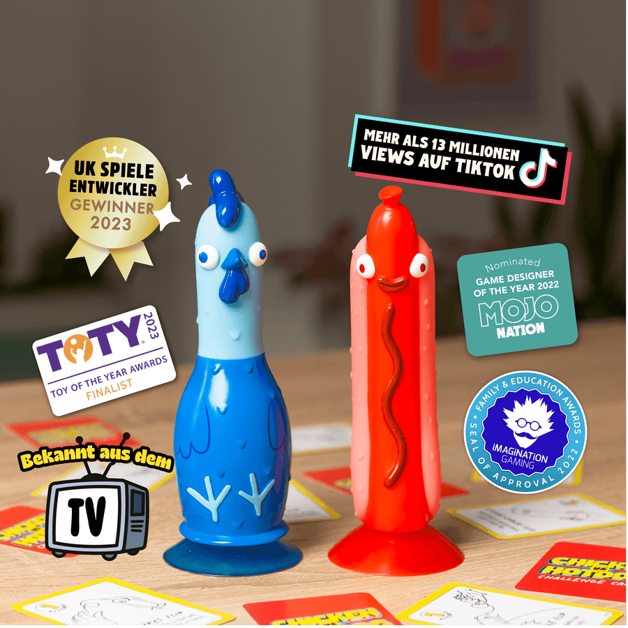 Chicken vs Hotdog Figuren auf Spieltisch mit Plaketten drumherum, die u.a. lesen: UK Spiele Entwickler Gewinner 2023 und "bekannt aus dem TV".