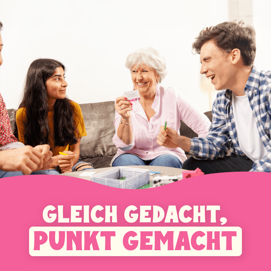 Eine Familie sitzt am Tisch und spielt Herdentier mit der Überschrift "Gleich gedacht, Punkt gemacht!"